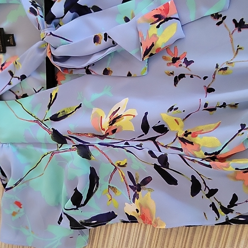 Worthington V neck with Tie Flutter Sleeve L - Picture 6 of 6